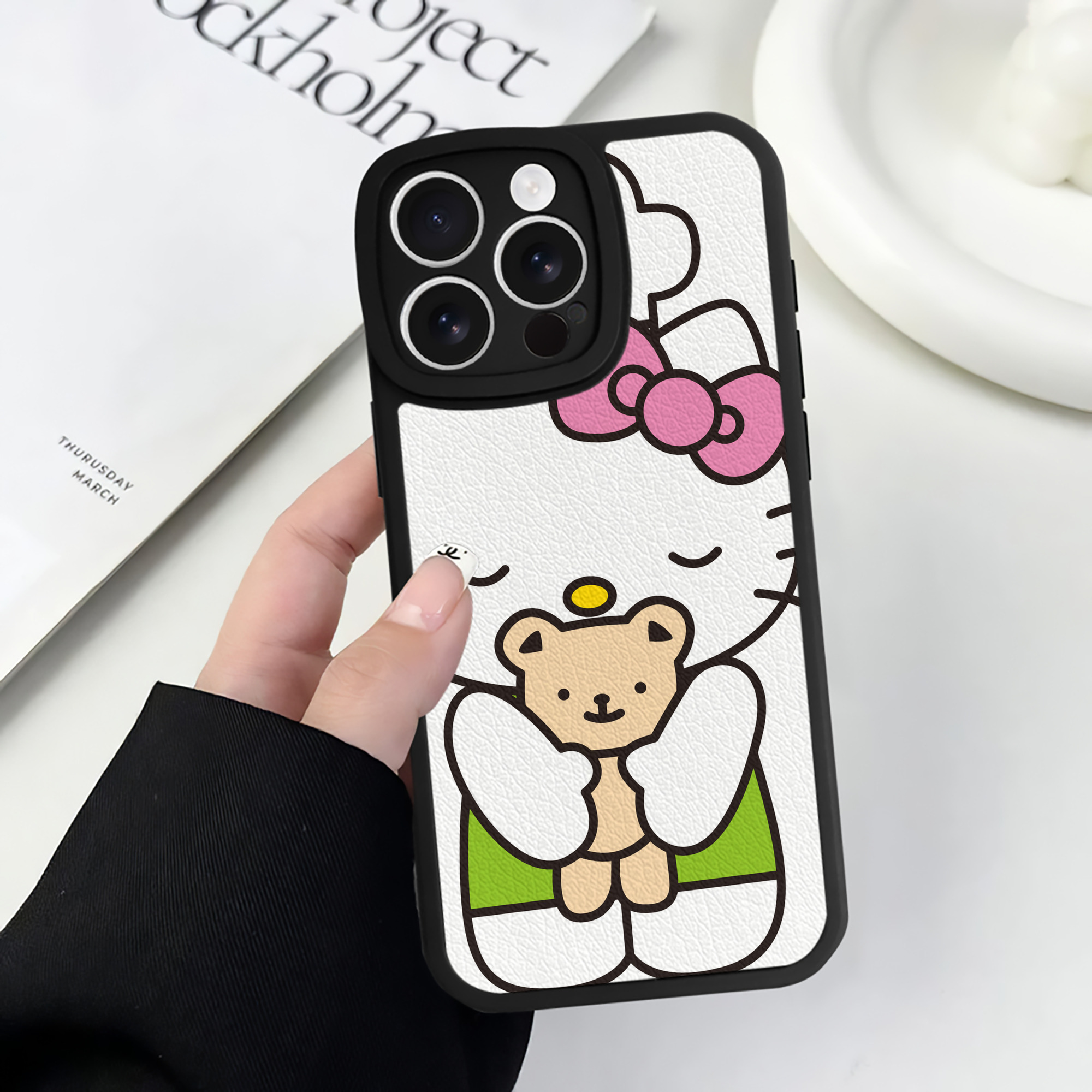 （画像用） Hello Kitty ハローキティ 【iPhone 16シリーズ対応】シリコンスマホケース（レザー調） 材質：シリコン